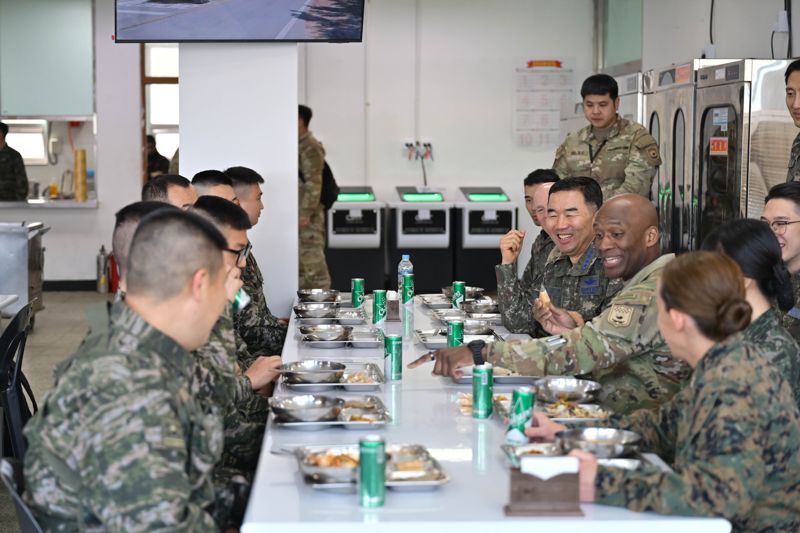 12일 해병6여단을 방문한 진영승 합참의장과 브런슨 연합사령관이 장병들과 식사하며 격려하고 있다.합동참모본부 제공