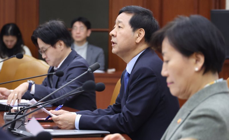 30년 만에 석유 최고가격제, 오늘부터 시행…유가 안정될까?