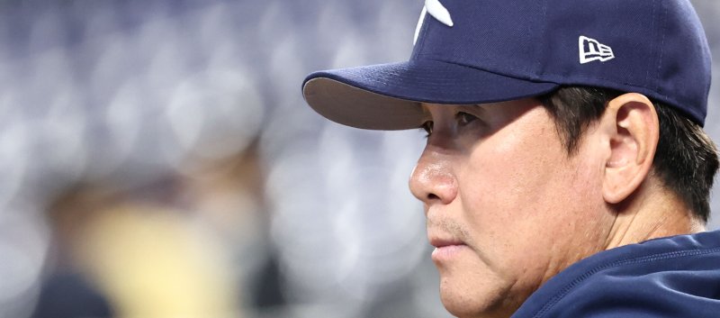 류지현 한국 야구대표팀 감독이 12일(현지시간) 미국 플로리다주 마이애미 론디포파크에서 월드베이스볼클래식(WBC) 도미니카공화국과의 준준결승전 경기를 앞두고 훈련 중인 선수들을 지켜보고 있다.연합뉴스