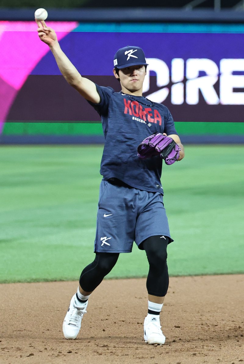 대한민국 야구 대표팀의 김도영이 12일(현지시간) 미국 플로리다주 마이애미 론디포파크에서 월드베이스볼클래식(WBC) 도미니카공화국과의 준준결승전 경기를 앞두고 훈련을 하고 있다.연합뉴스