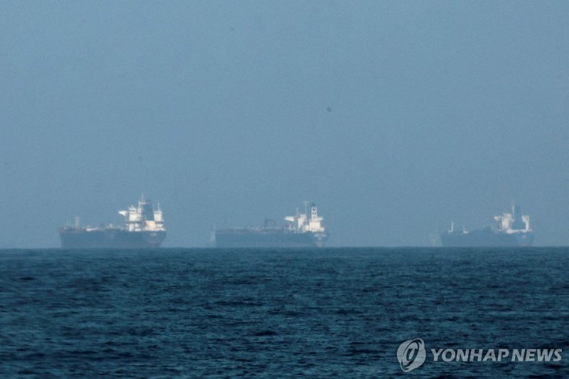 호르무즈 해협에 떠 있는 선박들. 연합뉴스
