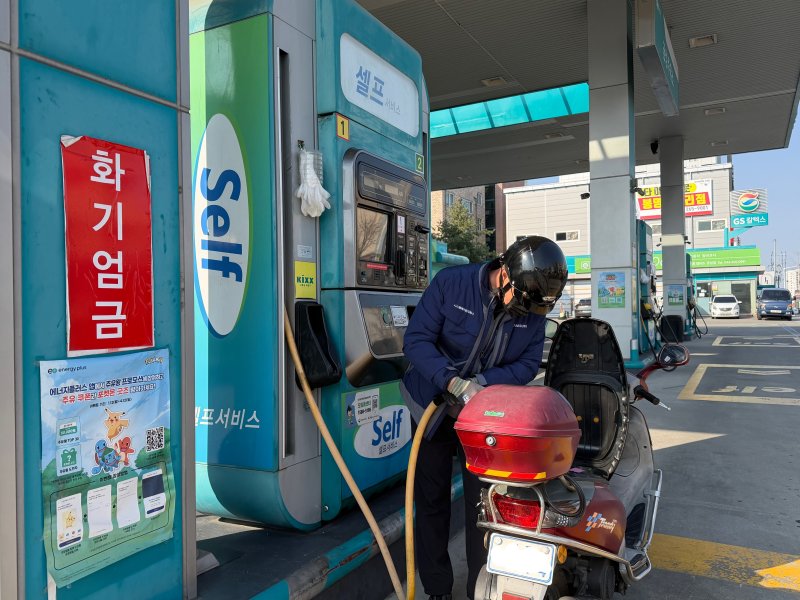 13일 충북 청주시의 한 주유소에서 오토바이 운전자가 주유하고 있다.2026.3.13./뉴스1 장예린 기자