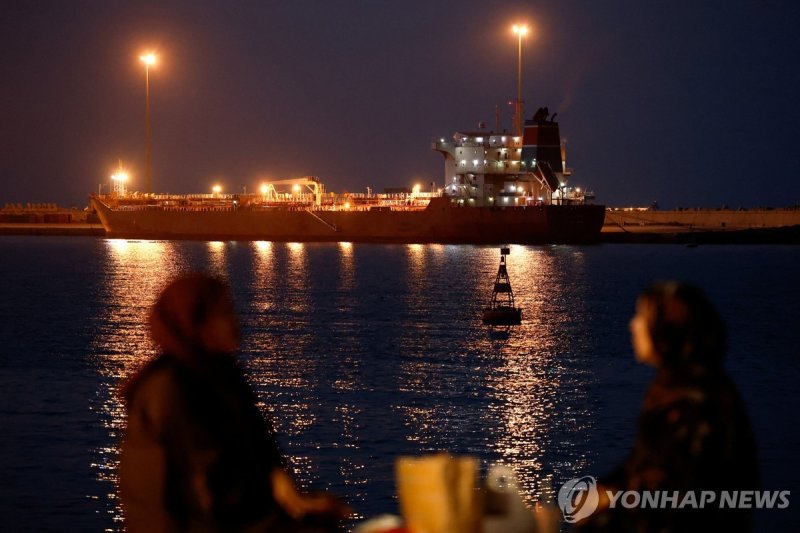 호르무즈 해협으로 가는 길목인 오만 무스카트 인근 항구에 정박한 유조선 (출처=연합뉴스)