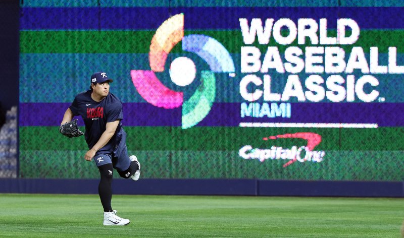 류현진이 12일 오후(현지시간) 미국 플로리다주 마이애미 론디포파크에서 2026 월드베이스볼클래식(WBC) 도미니카공화국과의 8강전을 하루 앞두고 공식훈련을 하고 있다.뉴스1