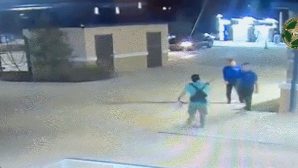 난동 부리는 테이어를 미군 입대 예정인 직원 리오돈 피노가 제압하는 모습 /사진=KOLN 뉴스 갈무리