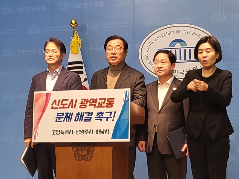 13일 오후 국회 소통관에서 (왼쪽부터) 이동환 고양특례시장, 이현재 하남시장, 주광덕 남양주시장이 정부에 3기 신도시 광역 교통 대책 약속 이행을 촉구하는 기자회견을 진행하고 있다. 사진=김경수 기자