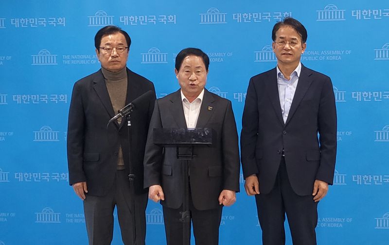 13일 오후 국회 소통관에서 (왼쪽부터) 이현재 하남시장, 주광덕 남양주시장, 이동환 고양특례시장이 정부에 3기 신도시 광역 교통 대책 약속 이행을 촉구하는 기자회견 뒤 백브리핑을 통해 보충 설명을 하고 있다 . 사진=김경수 기자