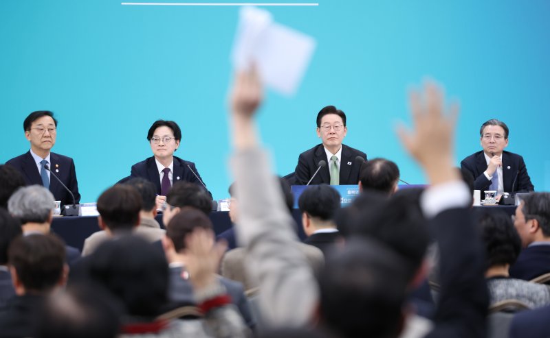 이재명 대통령이 13일 청주 오스코에서 열린 ’충북의 마음을 듣다’ 타운홀미팅 간담회에서 발언권을 요청하는 참석자들을 바라보고 있다. 2026.3.13 ⓒ 뉴스1 허경 기자