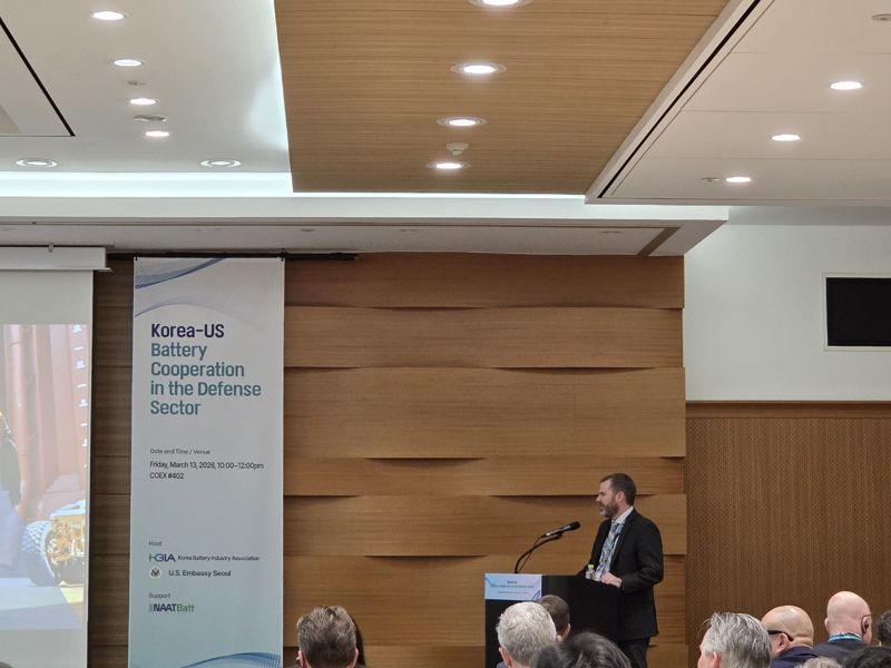 한국배터리산업협회와 주한미국대사관이 13일 서울 강남구 코엑스에서 공동주최한 '한·미 방산배터리 협력세미나'에서 미 국방부 산업기초정책실의 에릭 쉴즈 수석 자문위원이 발표를 하고 있다. 사진=김학재 기자