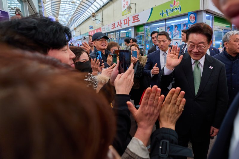 이재명 대통령이 13일 충북 청주 사창시장을 방문해 상인들과 인사하고 있다. 청와대 제공