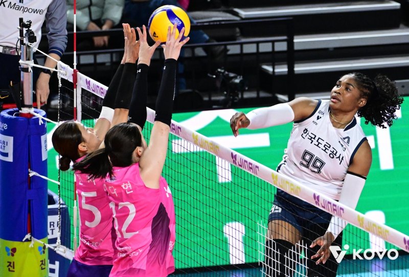 공격하는 한국도로공사의 모마(오른쪽) (출처=연합뉴스)