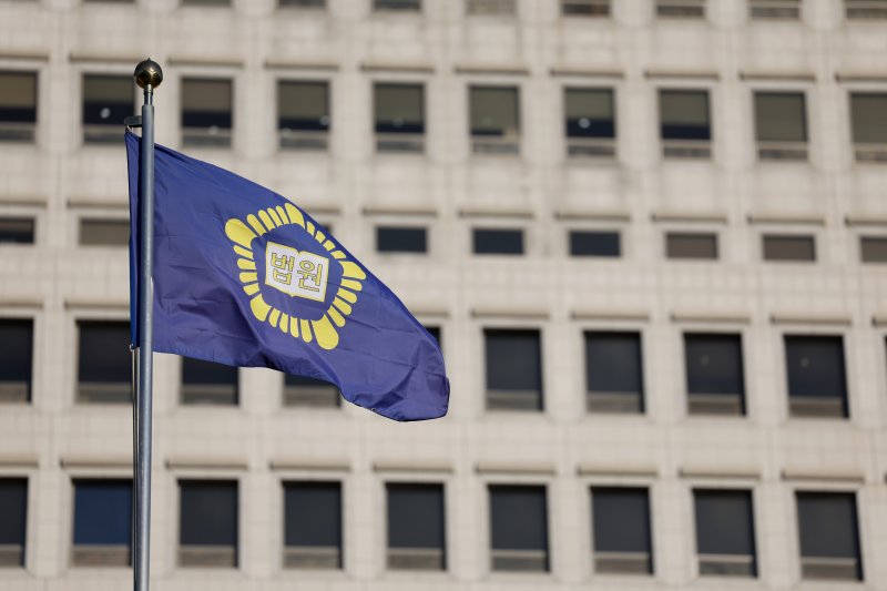 [서울=뉴시스] 김진아 기자 = 위법하게 증거를 수집한 경우를 처벌할 수 있게 한 점도 쟁점이 될 것으로 관측된다. 사진은 서울 서초구 대법원. 2026.03.14. bluesoda@newsis.com