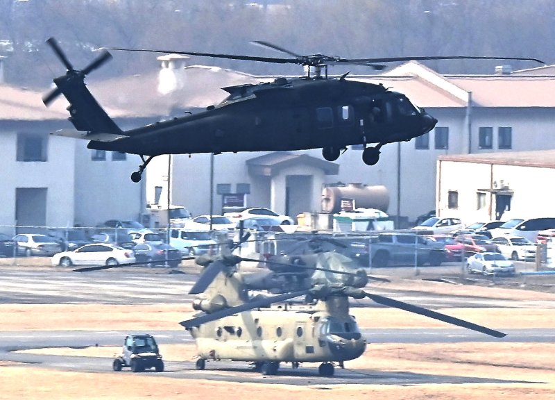 한미연합훈련인 '자유의 방패'(프리덤실드·FS) 연습 첫날인 지난 9일 경기 평택시 캠프 험프리스에서 UH-60 블랙호크 헬기가 기동하고 있다. 뉴시스