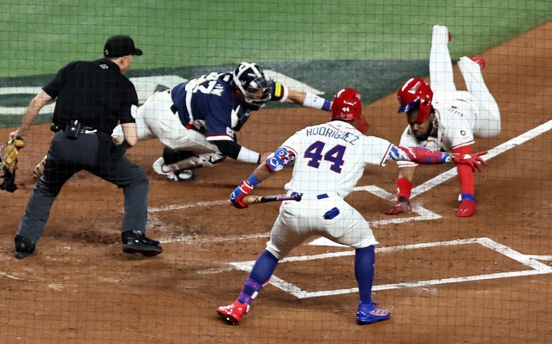 13일 오후(현지시간) 미국 플로리다주 마이애미 론디포파크에서 열린 2026 월드베이스볼클래식(WBC) 8강전 대한민국과 도미니카공화국의 경기. 2회말 1사 1루 도미니카 공화국의 블라디미르 게레로 주니어가 후니오르 카미네로의 안타 때 홈으로 쇄도해 득점에 성공하고 있다.뉴스1