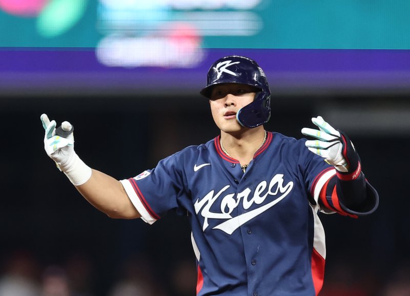13일(현지시간) 미국 플로리다주 마이애미 론디포파크에서 열린 월드베이스볼클래식(WBC) 대한민국 대 도미니카공화국 준준결승전. 4회초 2사 한국 안현민이 2루타를 친 뒤 기뻐하고 있다.연합뉴스