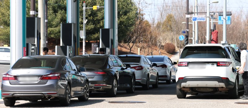 석유 제품에 대한 가격 상한제(최고가격제) 시행 첫날인 13일 경기 화성시 동탄구의 한 주유소가 주유 차량으로 붐비고 있다. 정부는 이날 0시부터 정유사의 공급가격 최고액을 리터당 보통 휘발유는 1724원, 자동차용 경유는 1713원, 실내 등유는 1320원으로 지정하는 석유 최고가격제를 시행했다. 2026.3.13 ⓒ 뉴스1 김영운 기자