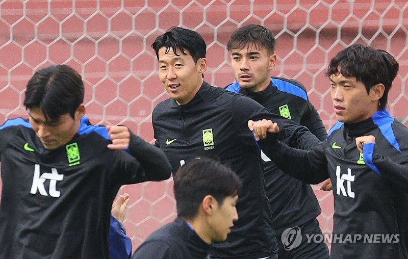 '흥민이형 따라서 하나 둘 하나 둘' (출처=연합뉴스)