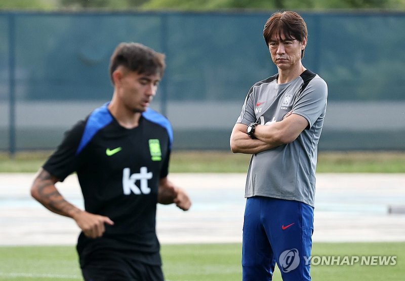 옌스 카스트로프 지켜보는 홍명보 감독 (출처=연합뉴스)