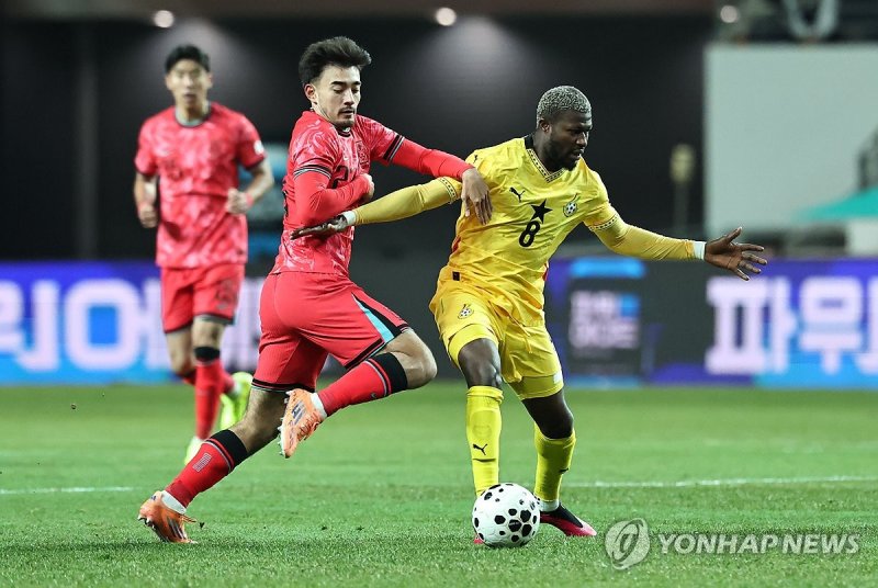 공 다투는 옌스 카스트로프 (출처=연합뉴스)