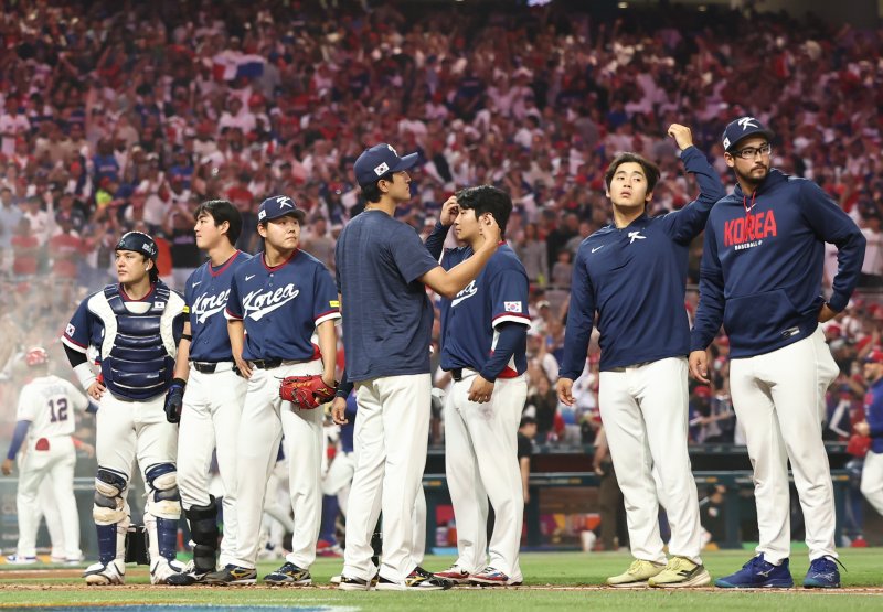 13일(현지시간) 미국 플로리다주 마이애미 론디포파크에서 열린 월드베이스볼클래식(WBC) 대한민국 대 도미니카공화국 준준결승전. 7회말 심판의 콜드게임 선언으로 0-10에 게임을 종료, 패배한 한국 선수들이 아쉬워하고 있다.연합뉴스