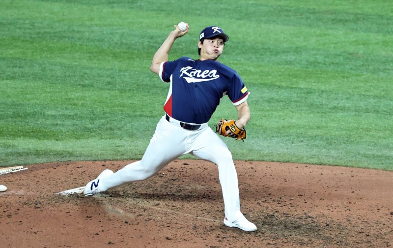 13일(현지시간) 미국 플로리다주 마이애미 론디포파크에서 열린 월드베이스볼클래식(WBC) 대한민국과 도미니카공화국의 준준결승전 경기. 5회말 교체된 한국 조병현이 역투하고 있다.연합뉴스