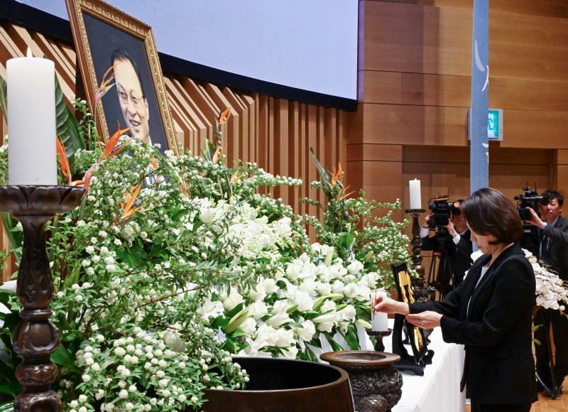 김혜경 여사가 14일 서울 동작구 원불교 소태산기념관에 열린 고 이해찬 전 국무총리 49재에서 분향하고 있다. 청와대통신사진기자단