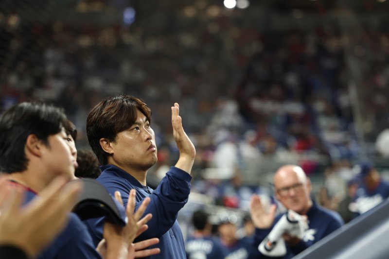13일(현지시간) 미국 플로리다주 마이애미 론디포파크에서 열린 월드베이스볼클래식(WBC) 대한민국 대 도미니카공화국 준준결승전. 5회 말이 끝난 후 한국 류현진이 동료들을 맞이하고 있다.연합뉴스