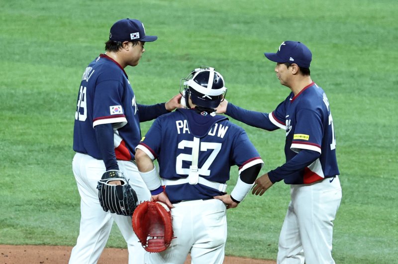 13일(현지시간) 미국 플로리다주 마이애미 론디포파크에서 열린 월드베이스볼클래식(WBC) 대한민국과 도미니카공화국의 준준결승전 경기. 2회말 2사 1, 2루 한국 선발투수 류현진이 교체되고 있다.연합뉴스