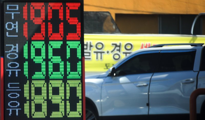 [제주=뉴시스] 우장호 기자 = 석유 최고가격제 시행 첫날인 13일 제주 시내 한 주유소 가격 안내판에 유가 정보가 게시되고 있다. 2026.03.13. woo1223@newsis.com