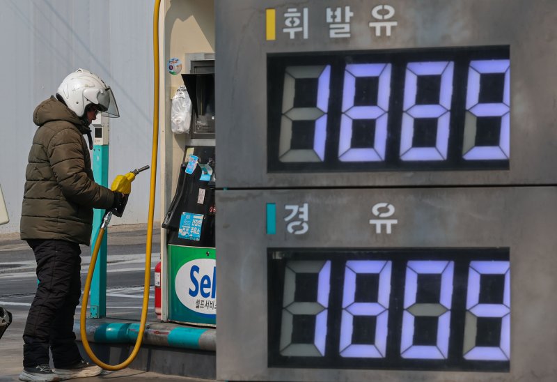 [서울=뉴시스] 권창회 기자 = 서울 시내 한 주유소에 유가 가격이 게시돼 있다. 2026.03.11. kch0523@newsis.com