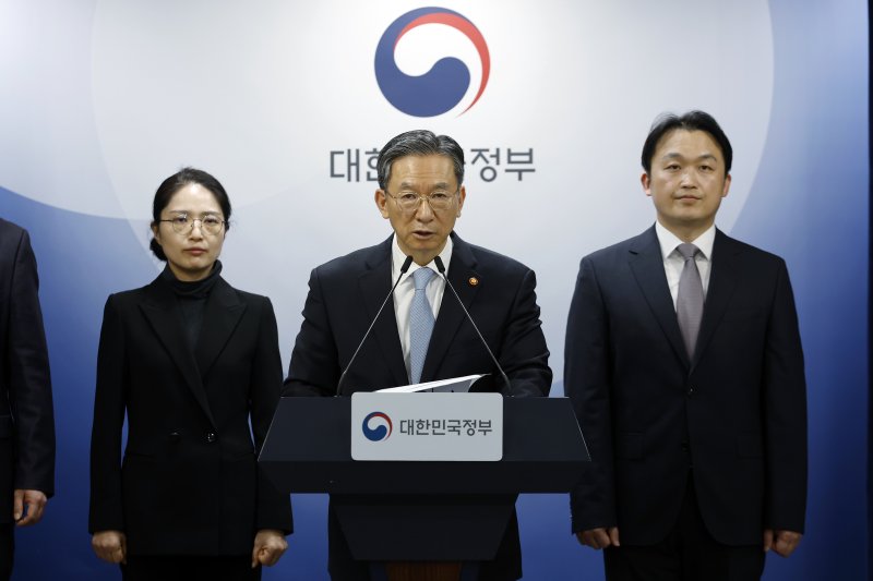 정성호 법무부 장관이 지난 14일 오후 서울시 종로구 세종대로 정부서울청사에서 스위스의 글로벌 승강기 업체인 쉰들러가 한국을 상대로 제기한 국제투자분쟁(ISDS) 선고 관련 브리핑을 하고 있다. 뉴스1