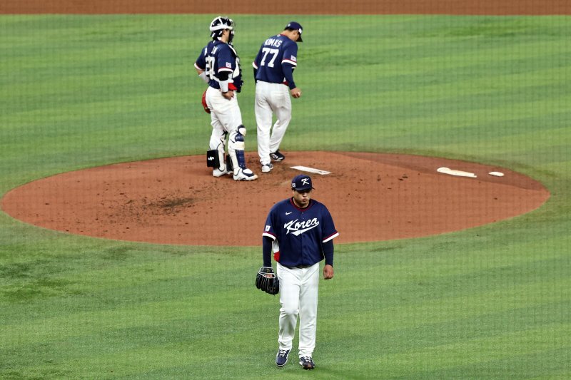 13일 오후(현지시간) 미국 플로리다주 마이애미 론디포파크에서 열린 2026 월드베이스볼클래식(WBC) 8강전 대한민국과 도미니카공화국의 경기. 대한민국 선발 류현진이 2회말 2사 1,2루 상황에서 강판되고 있다.뉴스1