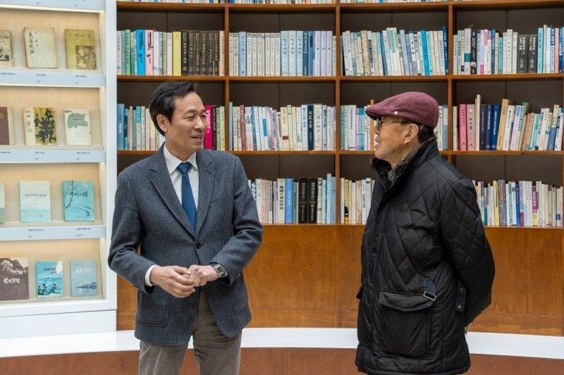 전상국 문인 만난 우상호 강원지사 예비후보 (출처=연합뉴스)