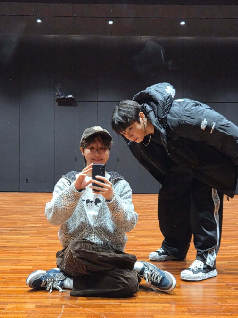 BTS, 올블랙 룩에 야외 촬영…완전체 컴백 준비 현장 공개