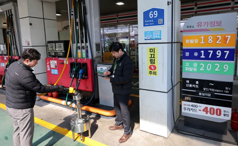[서울=뉴시스] 박주성 기자 = 13일 오전 석유 최고가격제와 관련해 한국석유관리원 직원들이 서울 마포구 SK에너지 직영 주유소에서 정량기준탱크로 검사를 실시하고 있다. 정량기준탱크는 주유소 등에서 정량(정량판매) 검사를 위해 사용되는 기준계량용 탱크이다. 2026.03.13. park7691@newsis.com