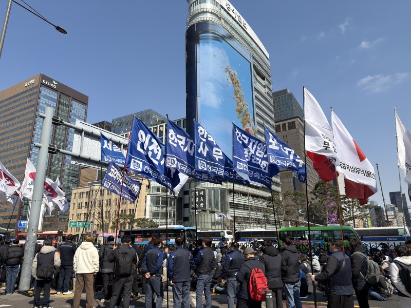 [서울=뉴시스] 김민성 기자 = 10일 오후 서울 종로구 세종대로에서 민주노총이 투쟁선포대회를 진행하고 있다. 2026.03.10. kms@newsis.com.
