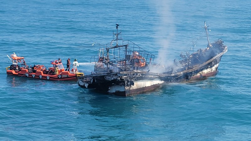 14일 제주 차귀도 해상에서 화재가 발생한 29톤급 어선. /사진=제주해양경찰청 제공
