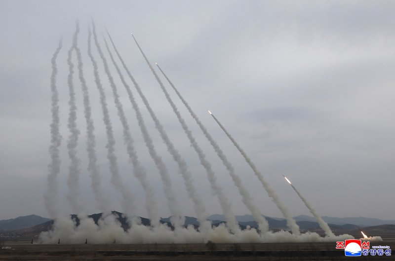 북한 조선중앙통신은 김정은 북한 국무위원장이 참관한 가운데 14일 600mm 초정밀다연장방사포 타격훈련을 진행했다고 15일 보도했다. 연합뉴스