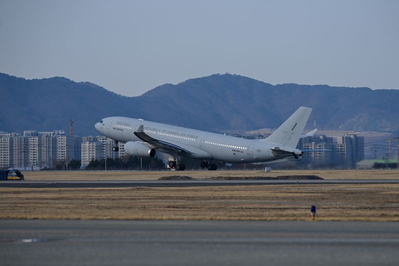14일 중동 재외국민 귀국 지원 작전 '사막의 빛(Desert Shine)' 임무를 위해 공군 공중급유기(KC-330)가 김해기지에서 이륙하고 있다. 국방부 제공