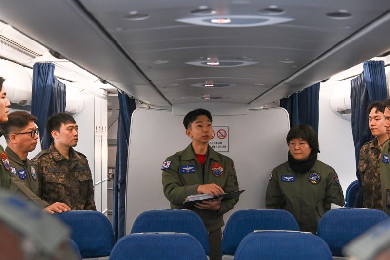 14일 '사막의 빛' 임무 조종사가 공군 공중급유기(KC-330) 기내에서 임무 브리핑을 하고 있다. 국방부 제공