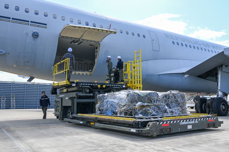 공군 제5공중기동비행단 임무요원들이 지난 13일 '사막의 빛' 작전에 앞서 항공기 부품 및 정비도구와 국민들을 위한 편의용품 등 임무에 필요한 물자들을 공군 공중급유기(KC-330)에 싣고 있다. 국방부 제공