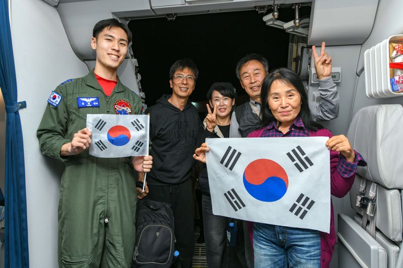 현지시간 14일 저녁, 중동지역에 체류 중이던 우리 국민들이 '사막의 빛' 작전으로 사우디아라비아 리야드에 도착한 공군 수송기(KC-330)에 탑승하고 있다. 국방부 제공