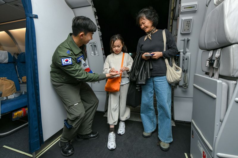 현지시간 14일 저녁, 중동지역에 체류 중이던 우리 국민들이 '사막의 빛' 작전으로 사우디아라비아 리야드에 도착한 공군 수송기(KC-330)에 탑승하고 있다. 국방부 제공