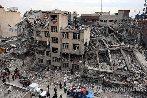 폭격으로 파괴된 테헤란의 주거단지에 모인 구조대원들 (출처=연합뉴스)