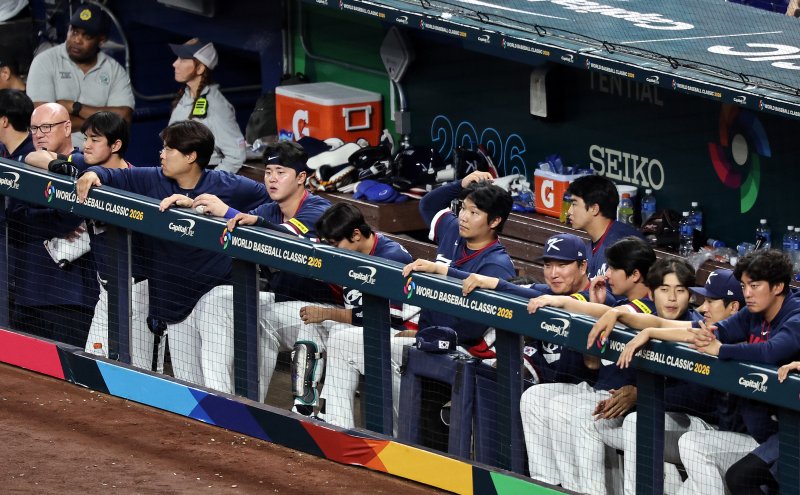 13일 오후(현지시간) 미국 플로리다주 마이애미 론디포파크에서 열린 2026 월드베이스볼클래식(WBC) 8강전 대한민국과 도미니카공화국의 경기, 콜드패 위기에 몰린 대한민국 선수들이 경기를 지켜보고 있다. 2026.3.14 ⓒ 뉴스1 구윤성 기자