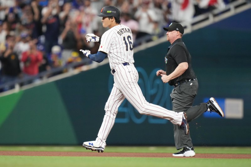 일본의 오타니 쇼헤이가 14일(현지 시간) 미 플로리다주 마이애미 론디포 파크에서 열린 2026 월드베이스볼클래식(WBC) 8강전 베네수엘라와 경기 1회 말 선두타자로 나와 1점 동점 홈런을 친 후 베이스를 돌고 있다.뉴시스