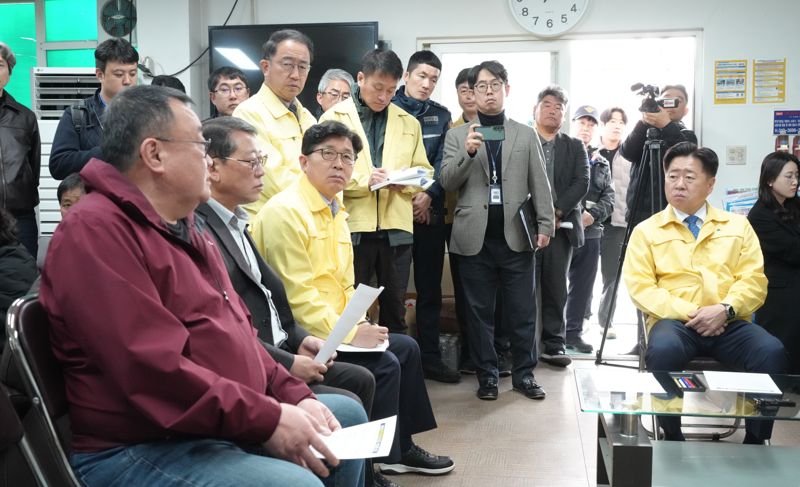 오영훈 제주도지사가 15일 오전 한림항에서 열린 차귀도 해상 어선 사고 관련 현장 대책회의에서 관계기관과 수색 상황을 점검하고 있다. /사진=제주특별자치도 제공