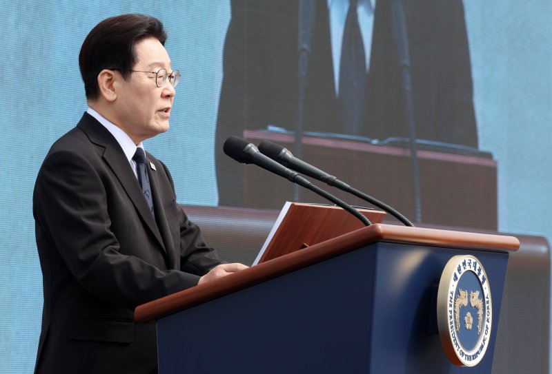 이재명 대통령이 지난 15일 경남 창원시 국립 3.15 민주묘지에서 열린 제66주년 3.15의거 기념식에서 기념사를 하고 있다. 뉴시스