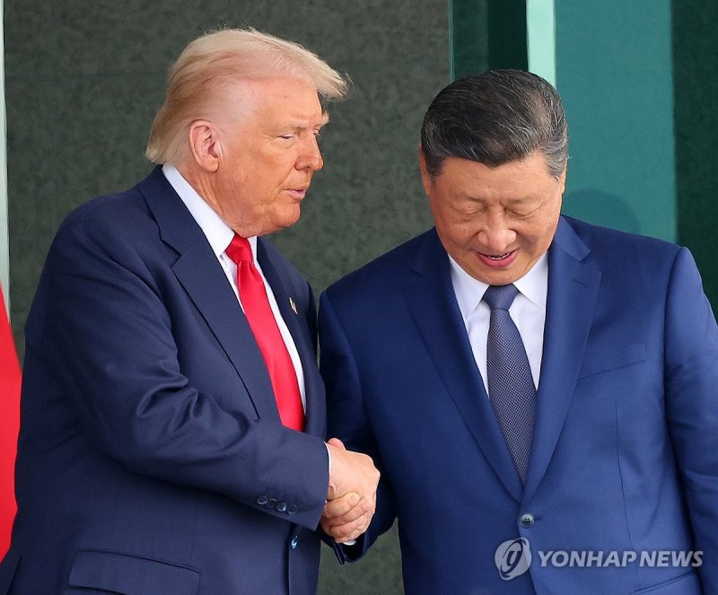 악수하는 트럼프·시진핑 (출처=연합뉴스)