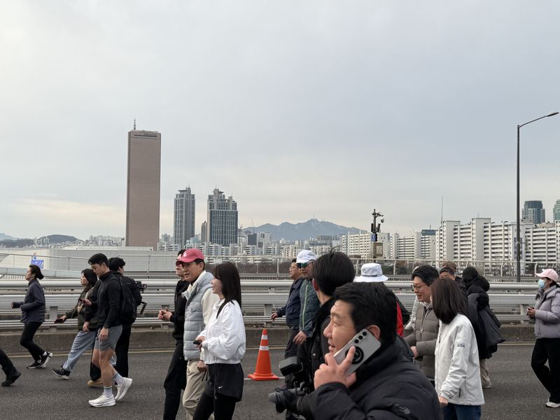 지난 14일 첫 '쉬엄쉬엄모닝'에서 오세훈 서울시장과 시민들이 차량 통행이 통제된 마포대교 위를 걷고 있다. 사진=이창훈 기자